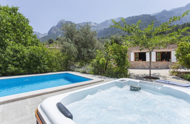 Dream villa in the heart of Sóller with pool and jacuzzi. FREE WIFI