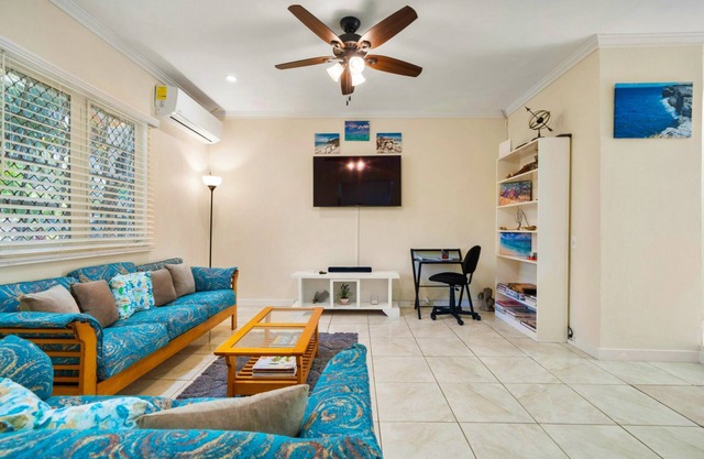 Dreamers Getaway - Relaxing unit with large rooms, full kitchen, & fast Wi-Fi