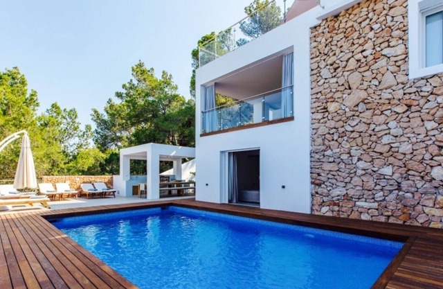 Dreamlike Luxury Villa with Sea View, Pool, Rooftop Terrace & Wi-Fi