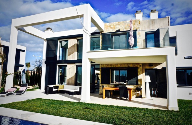 dreamlike new building - villa in Bauhaus style, own pool and garden, near the beach,