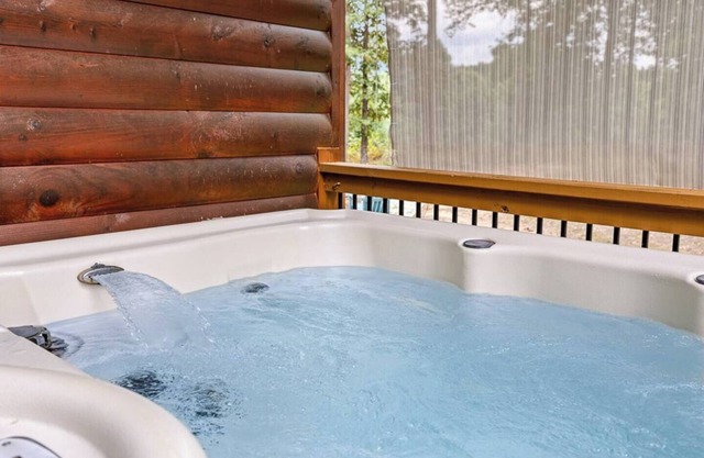 Dreamscape – Secluded Romantic Getaway Near Helen with Hot Tub & Fireplace
