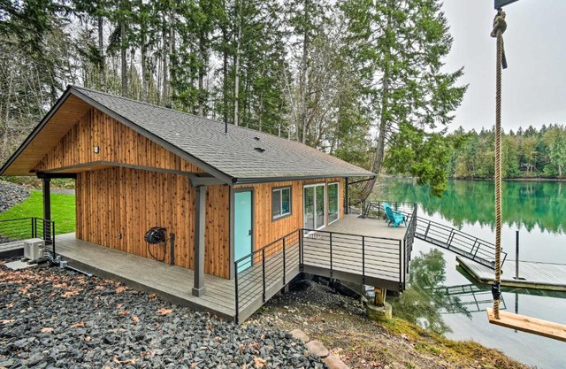 Dreamy Bayfront Cabin with View, Dock and Kayaks
