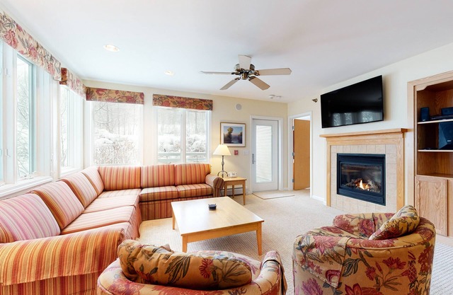 Dreamy Ski-In/Ski-Out Condo at Smugglers’ Notch w/Shared Pool