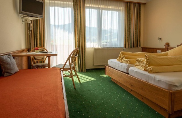 Dreibettzimmer, Dusche, WC - S'wirtshaus Gröbming