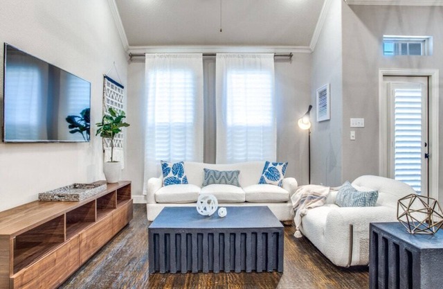 Driem House Luxurious Home in Legacy - Long Term