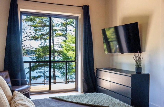 Driftaway Lakehouse - Georgian Bay Island Escape! Optional Pontoon Rental
