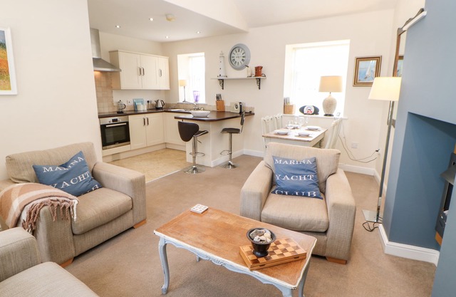 DRIFTWOOD APARTMENT, family friendly, with a garden in Amble