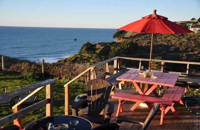 Driftwood Bungalow MENDOCINO COAST Ocean Front, Private Path to Beach HOT TUB