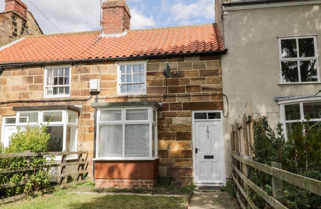 DRIFTWOOD COTTAGE, pet friendly, with open fire in Hinderwell