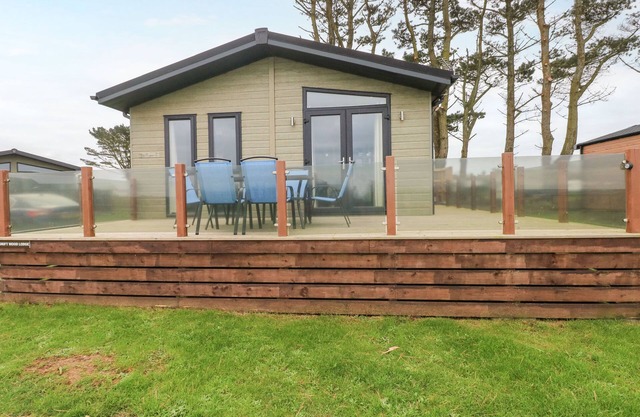 DRIFTWOOD LODGE, pet friendly, with hot tub in Broad Haven