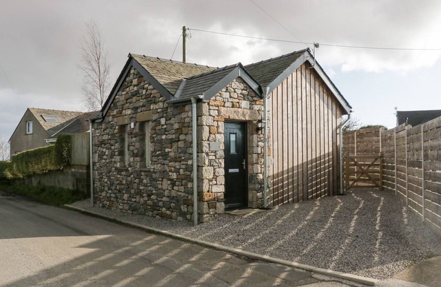 DRIFTWOOD STUDIO, pet friendly, with a garden in Barrow-In-Furness