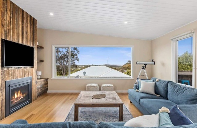 Driftwood Water Views: With Fire and Pet-Friendly