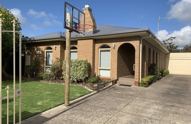 Dromana beach house - only 150m to the beach, with free WIFI and near town