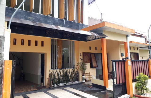 Drono Guest House terletak di sisi sawah dengan suasana yang tenang