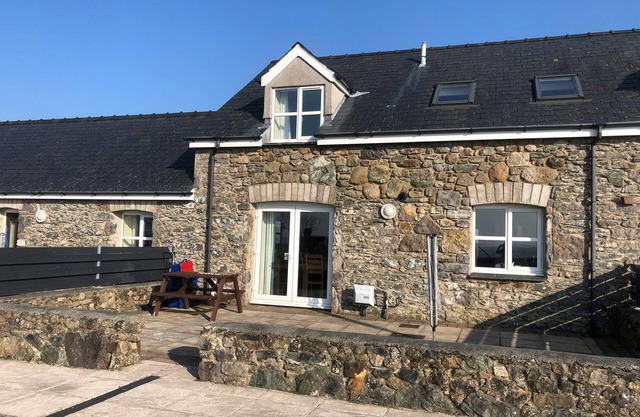 DROSGL, family friendly, with a garden in Llangefni