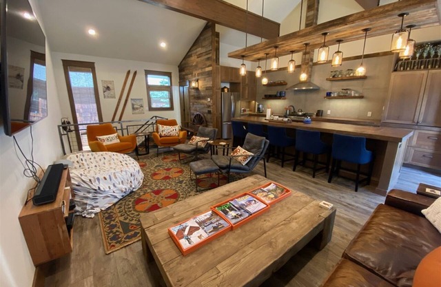 DT Ketchum - Chill, Two-Story Getaway w/a Gourmet Kitchen - Walk Downtown & to River Run Lifts
