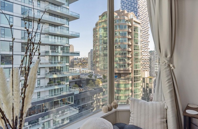 DT Penthouse| Free Parking| Balcony| 9min to Beach