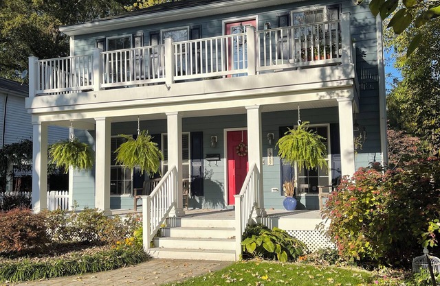 DTA 2 bdrm w/parking, pet friendly, great location with all of the amenities!