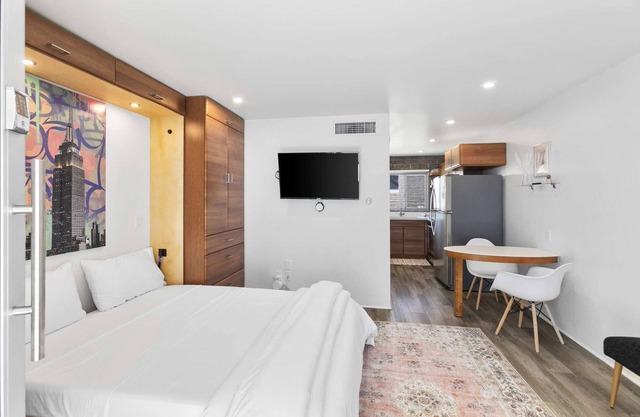 DTPH Mid Century Studio w/Pool & Parking