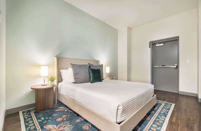 Dual Stay Near Atrium Hospital | 1 Mi to Cherry St; Mercer Music at Capricorn –