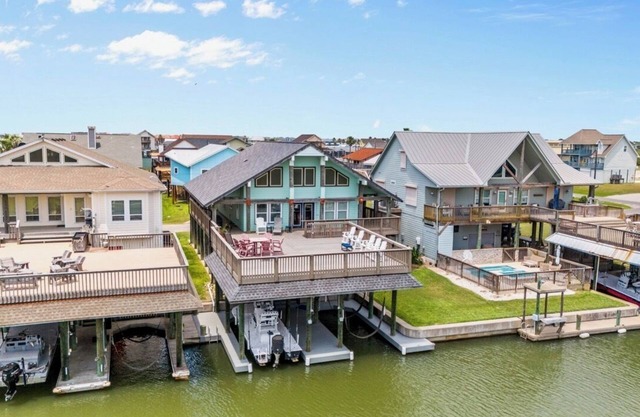 DUBOIS HOUSE is WATERFRONT in POC