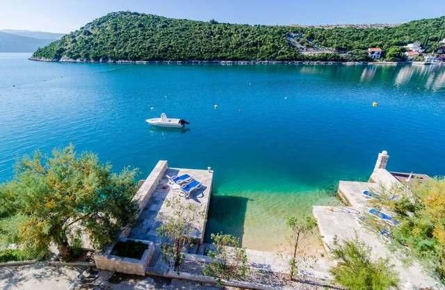 Duboka: Villa just 10 meters from the sea new apartment on 2 levels with double terrace, 2 bedrooms