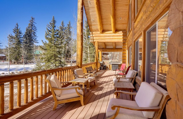 Duck Creek Village Cabin w/ Deck - Hike & Ski!