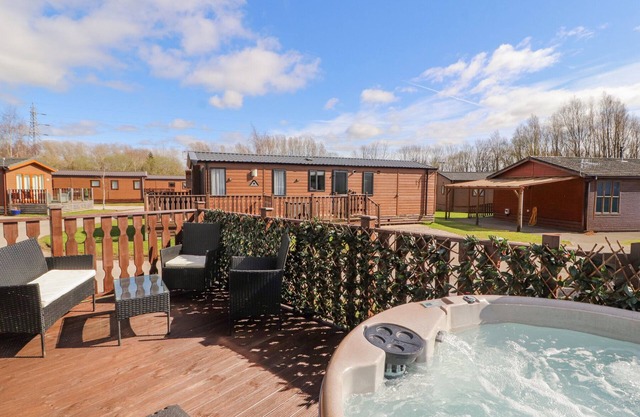 DUCKLING LODGE, pet friendly in South Lakeland Leisure Village