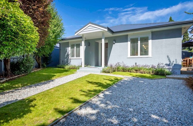 Duff's Cottage-fabulous location-comfort +style