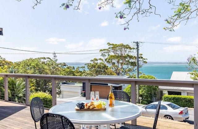 Dukes , 31 Gloucester St - spectacular water views and the added comfort of air conditioning and Wi-Fi