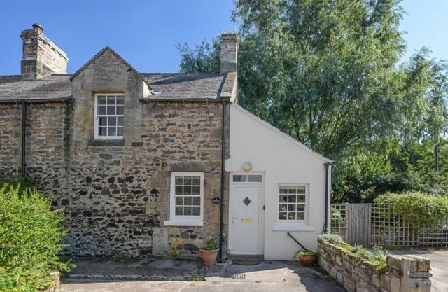 DUNLIN COTTAGE, pet friendly, country holiday cottage in Bamburgh