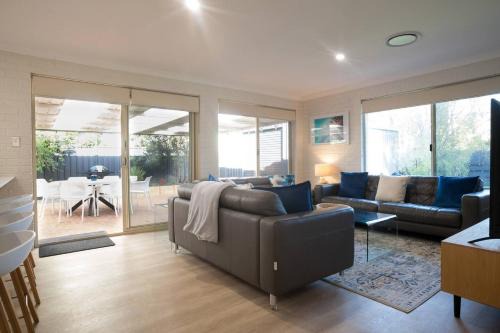 Dunsborough Bay Retreat - Steps from Beach and Dining