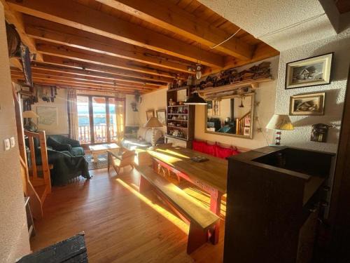 Duplex 3 pièces + cabine avec balcon et parking au centre des Angles - FR-1-593-102