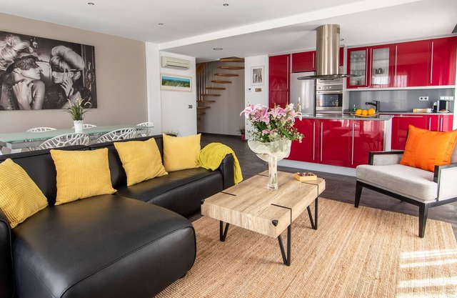 DUPLEX 6 PEOPLE
