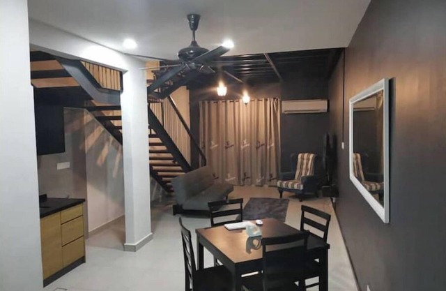 Duplex Apartment Lakeview - Free Netflix & WiFi