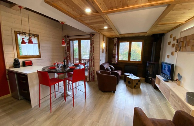 Duplex chalet with wood stove, parking and WiFi