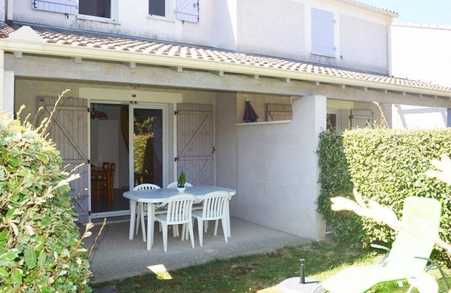 Duplex for 6 with Terrace, A/C, Heated Pool & Parking in Vallon-Pont-d'Arc
