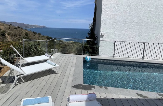 Duplex house (5 BR), swimming pool, 180° sea view, beach on foot