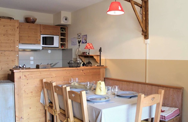 Duplex Ski Apartment, 6 People, Pool Access, Near Slopes in Vars