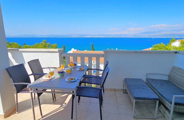 Duplex Top Floor Apartment with Stunning Sea Views, in Quiet Area, 200m to beach