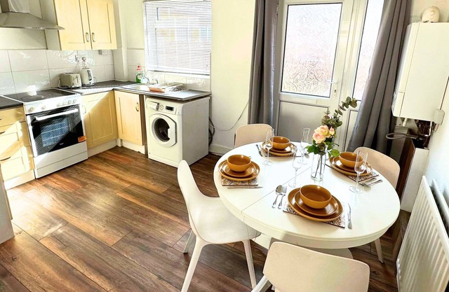 Durham 2-Bed Terrace | Quiet Stay Near City
