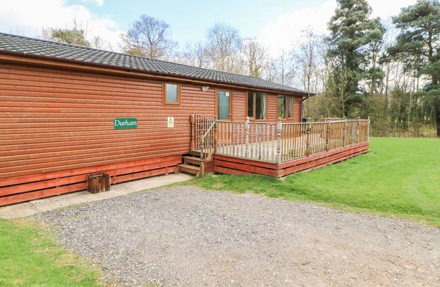 DURHAM LODGE, pet friendly, character holiday cottage in Kiplin