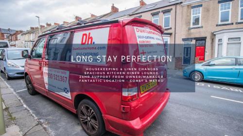 Dwellcome Home Ltd 2 DOUBLE Bedroom 3 Bed Apt, Fast WIFI, Free Street Parking, Ideal for Long Term Contractor, etc Stays, Regular Housekeeping Option, 10 min Walk from Beach and Metro 15-20 min Drive to Nissan & Newcastle - See our Site for Assurance