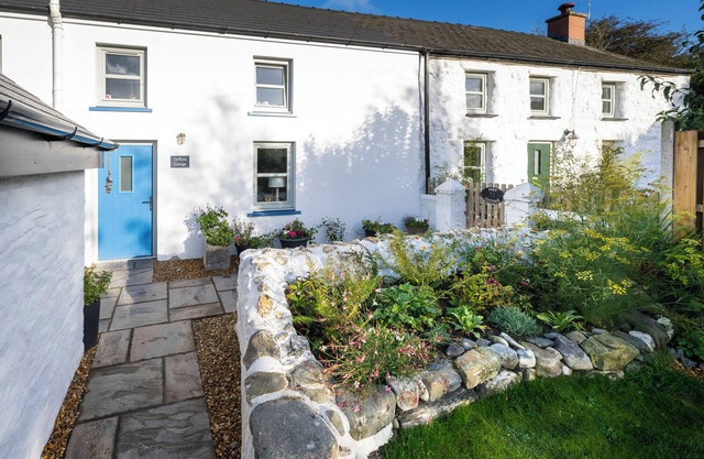 DYFFRYN COTTAGE, pet friendly, character holiday cottage in Aberporth