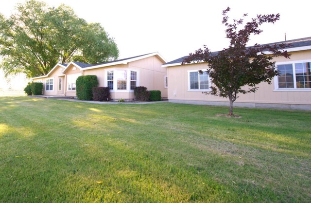 E-Town House, Peaceful Country Get-Away, Local Gem Close to Town, Pac-Man Arcade
