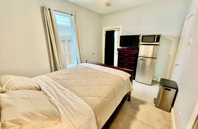 EADO Essentials Suite with Fridge, Microwave, WiFi and AC