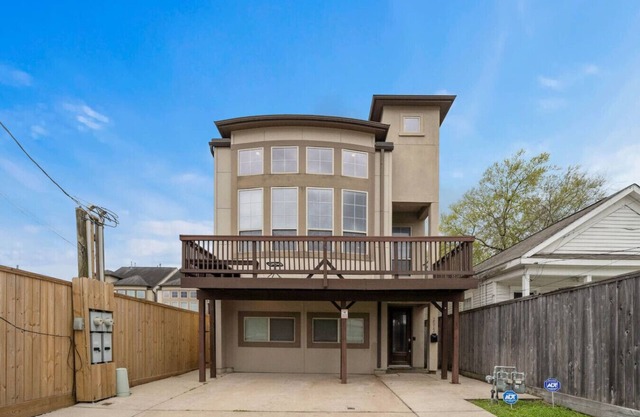 EaDo Luxe Townhouse | Theater, Balcony, Parking