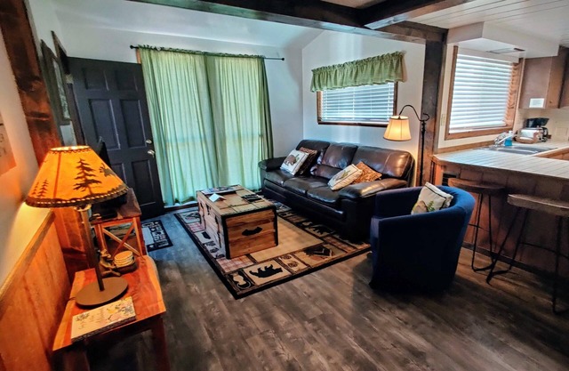 Eagle Cliff Retreat - Hot Tub & Views (22-RES0263)