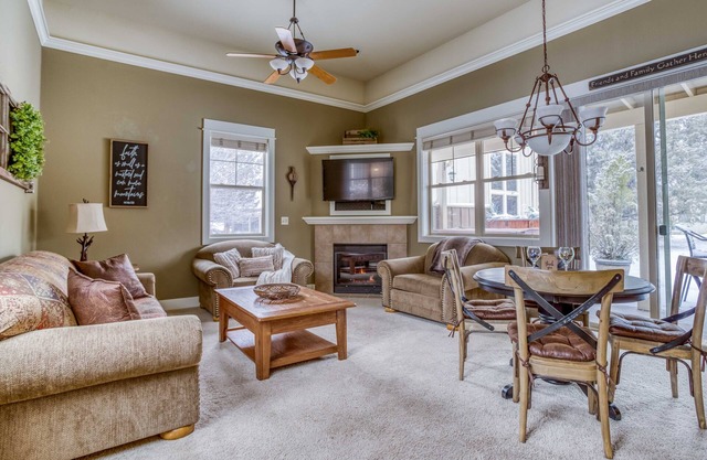 Eagle Crest 2 Bedroom Single Level Pet Friendly Home with a Hot Tub