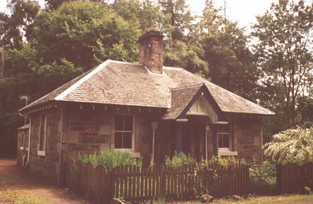 Eagle Lodge, Gatehouse adjacent to A73, Carmichael Country Cottages. Pets Welcome